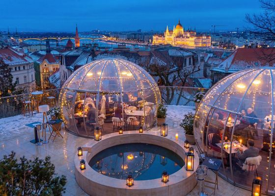 Heated igloo on the Aranybástya Panorama Terrace with Parliament behind