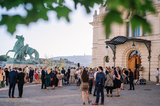 Guests in Csikós Court beside the equestrian statue